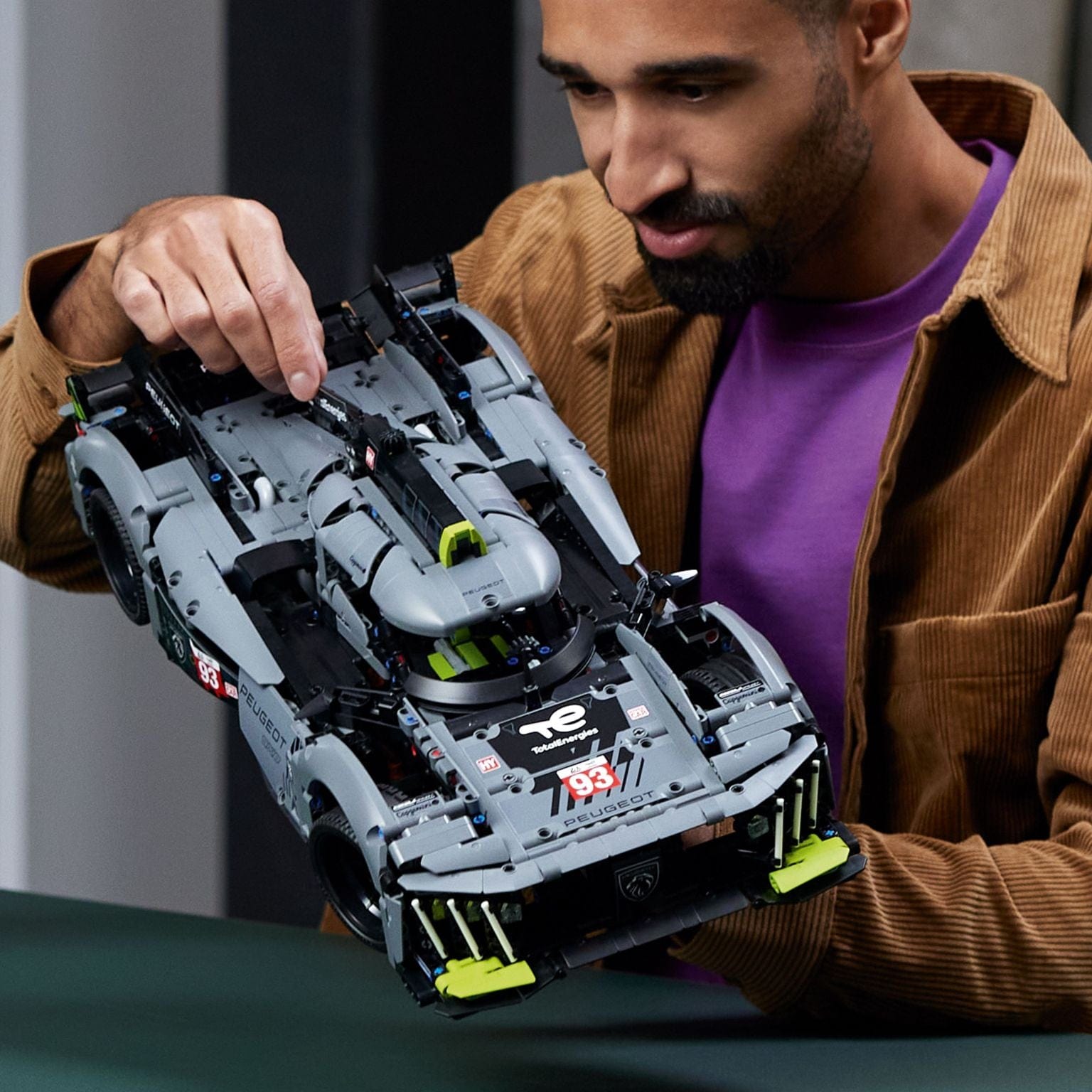 Lego Technic - Peugeot 9X8 24H Le Mans Hybrid Hypercar-2